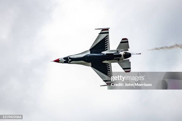 usaf academy graduation - usaf thunderbirds, f-16 fighter jets perform precision maneuvers as a team - air force thunderbirds stock pictures, royalty-free photos & images