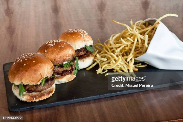 fancy burger - hamburguesa stock-fotos und bilder