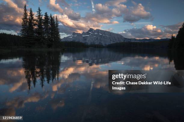 two jack lake - see lake minnewanka stock-fotos und bilder