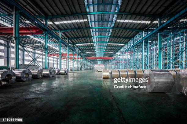 verpakte rollen van staalplaat - steel factory stockfoto's en -beelden
