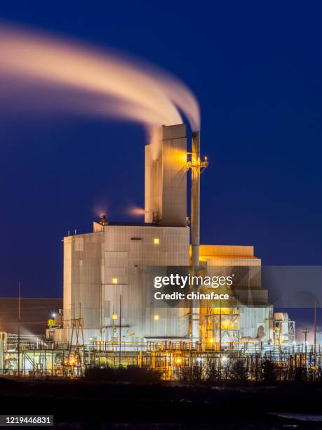 raffinaderijcomplex bij nacht - burst pipe stockfoto's en -beelden