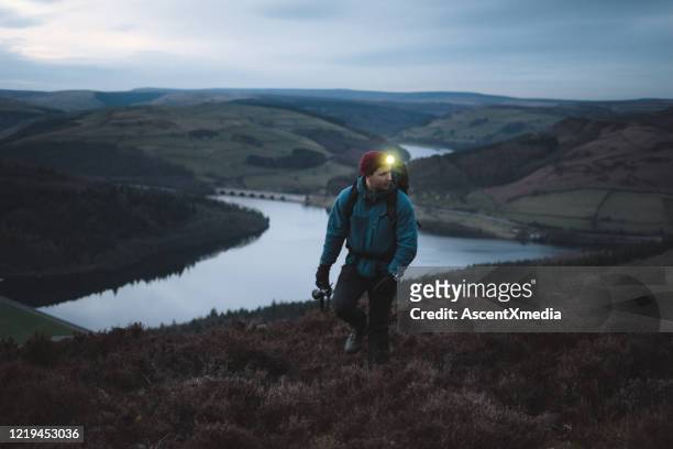 de mensen wandelingen met koplamp door ruw bergachtig landschap - hoofdlamp stockfoto's en -beelden