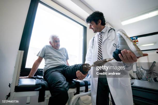 homme handicapé utilisant une prothèse et faisant la physiothérapie - amputé photos et images de collection