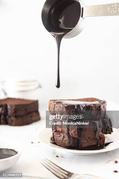 de pondcake van de chocolade - cake stockfoto's en -beelden