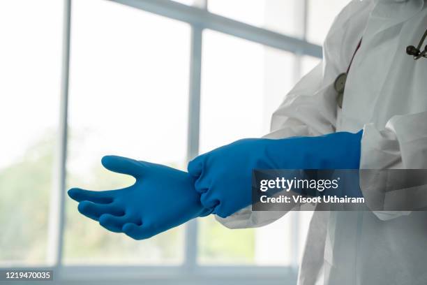 doctors in hazmat ppe,doctor wearing protective suit to fight coronavirus pandemic covid-2019. - roupa protetora imagens e fotografias de stock