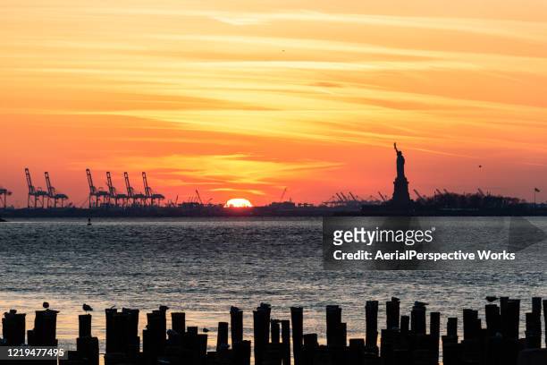 estátua da liberdade no pôr do sol / porto de nyc, manhattan - staten island ferry - fotografias e filmes do acervo