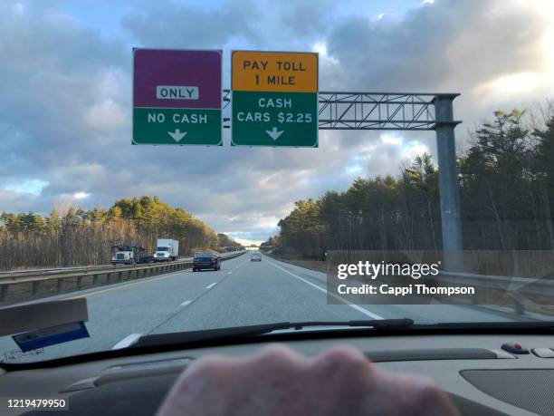 highway toll sign overhead on interstate 95 in maine, usa - interstate highway usa stock-fotos und bilder