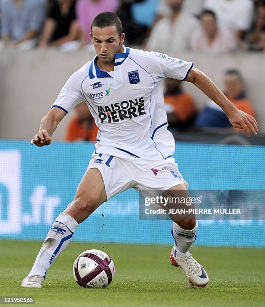 Auxerre's Israeli forward Ben Sahar controls the ball during the French L1 football match Bordeaux vs Auxerre, on August 20, 2011 at the Chaban...