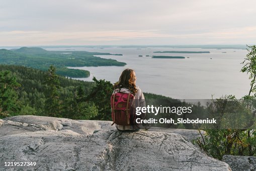 Scenisk utsikt över kvinna som tittar på sjön i Finland Scenisk utsikt över kvinna som tittar på sjön i Finland