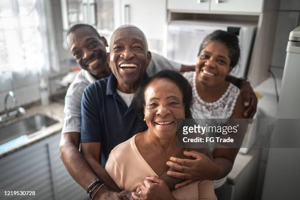 retrato de una familia en la cocina - old man afro fotografías e imágenes de stock