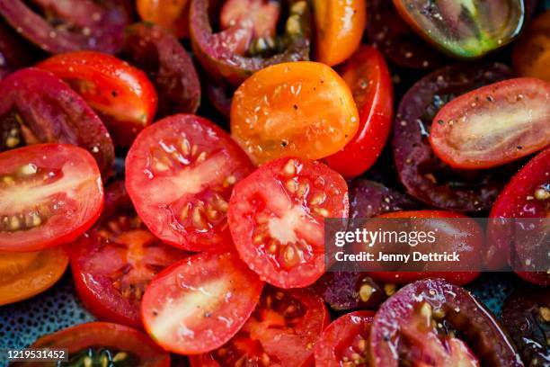 halved tomatoes - tomate cerise photos et images de collection