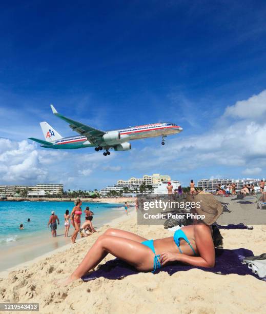 mayo beach in st.maarten - philipsburg sint maarten fotografías e imágenes de stock