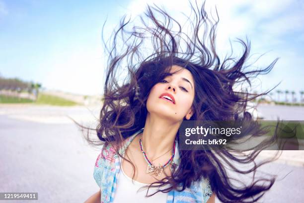 cierre el retrato de una hermosa mujer al aire libre. - bad hair fotografías e imágenes de stock