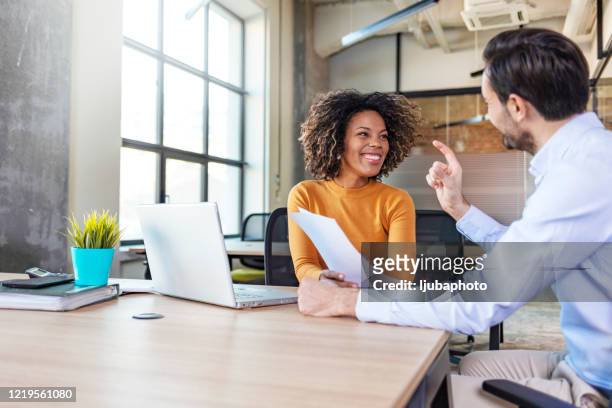 ラップトップを使用して企業オフィスでクライアントを相談する女性マネージャーブローカー - happy client meeting ストックフォトと画像