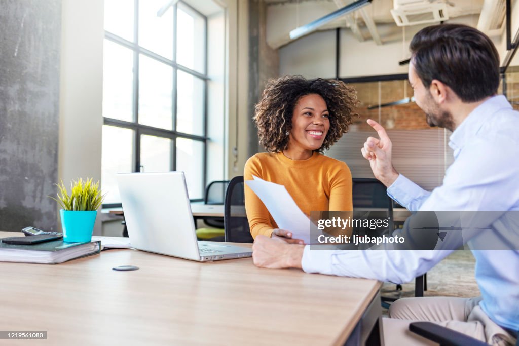 女性經理經紀人諮詢客戶在公司辦公室與筆記型電腦