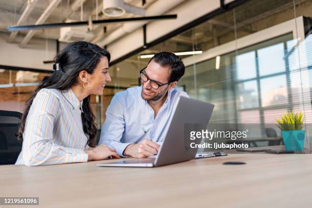 geschäftspartner werden in meetings zueinander hingezogen - consulting laptop manager stock-fotos und bilder