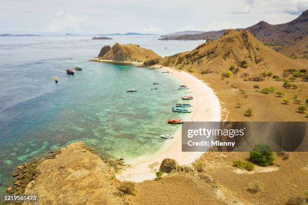 vista aérea playa rosa barcos anclados de la isla de komodo en indonesia - east nusa tenggara fotografías e imágenes de stock