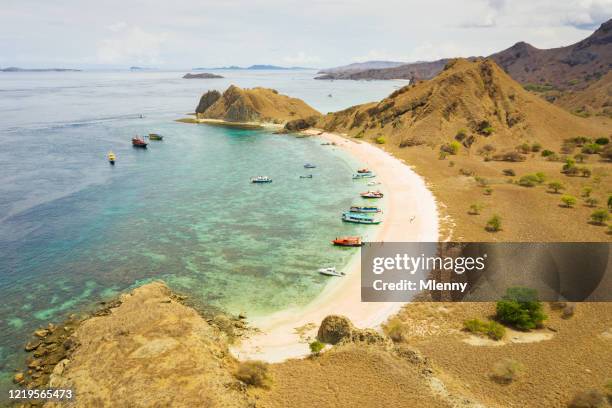 aerial view pink beach komodo island anchored boats at indonesia - nusa tengara oriental imagens e fotografias de stock