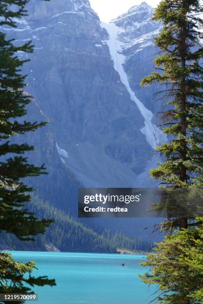 lake moraine emerald waters and canadian rockies, banff national park - valley of the ten peaks stock pictures, royalty-free photos & images