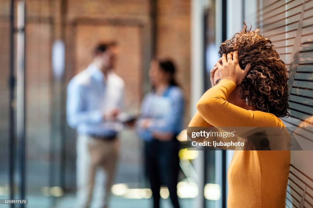 Afroamerikanische Büroangestellte reagiert negativ auf schlechte Nachrichten