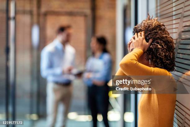 afroamerikanische büroangestellte reagiert negativ auf schlechte nachrichten - stress arbeitsplatz stock-fotos und bilder