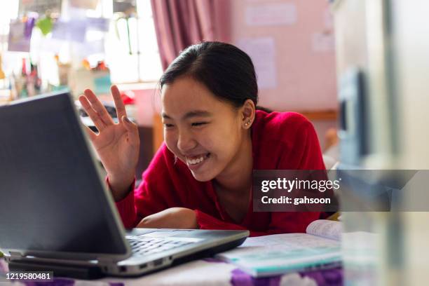 junges mädchen verwendet ihren laptop telekonferenzen im haus - krankenbett gespräch stock-fotos und bilder