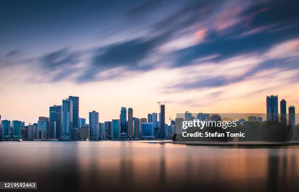 coucher du soleil au-dessus de l’horizon de sharjah - émirat de charjah photos et images de collection