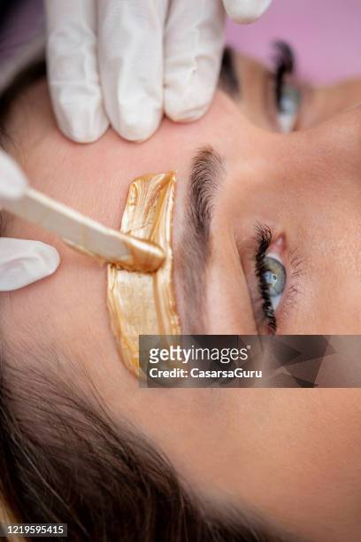 mujer getting eyebrow waxing - foto de archivo - waxing hair removal fotografías e imágenes de stock