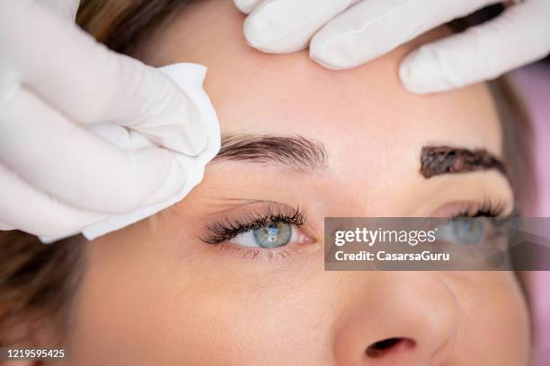 estetista pulizia sopracciglia del cliente da tintura per capelli - foto d'archivio - tintura per capelli foto e immagini stock