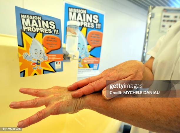 Une infirmière se désinfecte les mains, le 23 mai 2008 au CHU de Caen, avec une lotion alcoolisée lors de la première journée nationale "hygiène des...