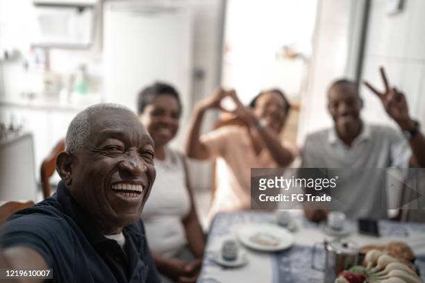 family taking a selfie at table - black family reunion stock pictures, royalty-free photos & images