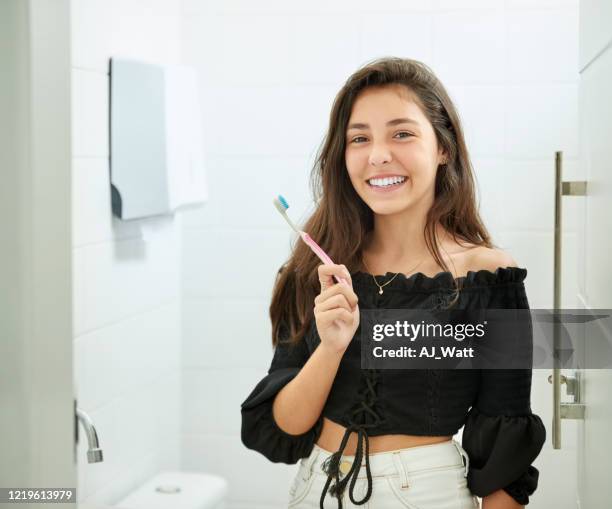 borstel drie keer per dag voor een beeld perfecte glimlach - menselijk gebit stockfoto's en -beelden