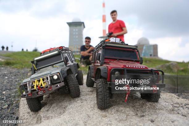 June 2020, Saxony-Anhalt, Schierke: Mike Miehe and his son John-Pascal from Rotenburg ob der Tauber auf dem Brocken drive their model vehicles over a...
