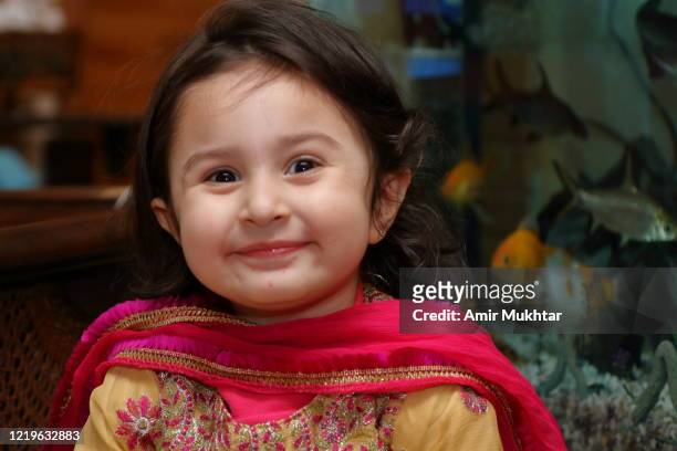 headshot of a little cute girl smiling and looking at camera. - punjabi girls images 個照片及圖片檔