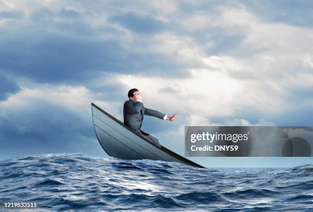 zakenman op dalende boot - sinking stockfoto's en -beelden
