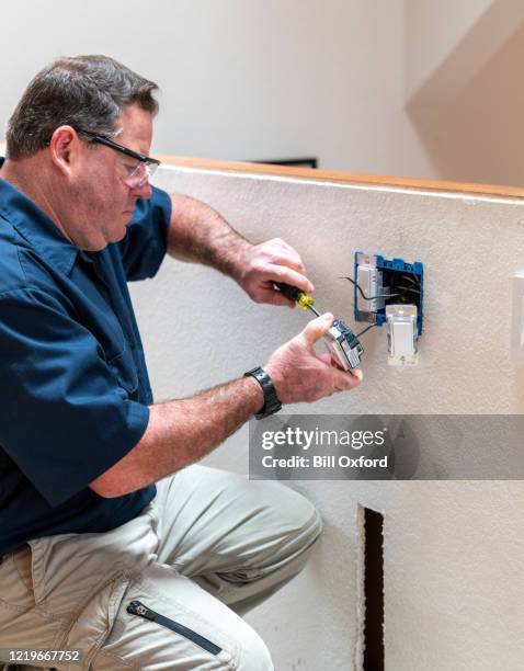 elektriker installiert lichtschalter - dimmer stock-fotos und bilder