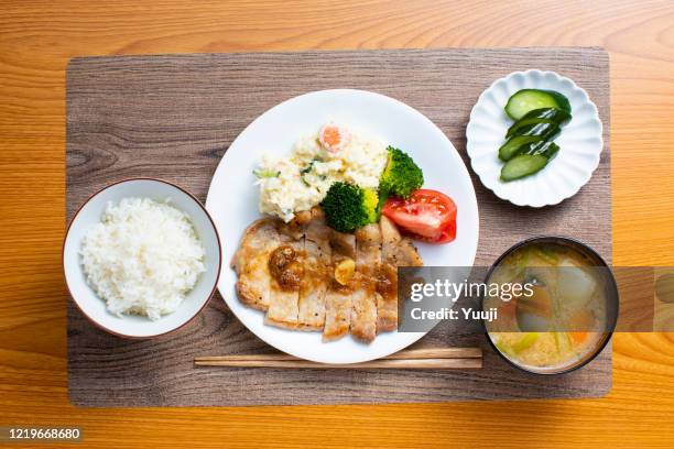 japanische schweinefleisch sauté rezept. machen sie mit ingwer. - washoku stock-fotos und bilder