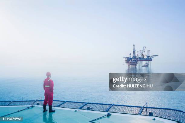 oil rig construction - oil and gas workers stock-fotos und bilder