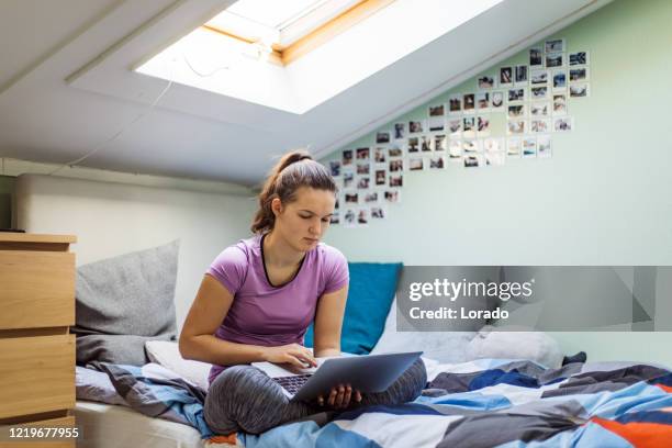 de school van het huis voor tienermeisje in haar slaapkamer - very young webcam girls stockfoto's en -beelden