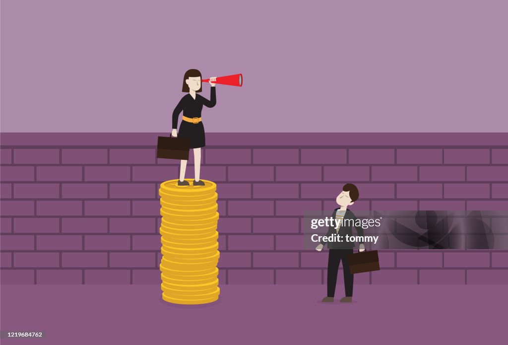 Femme d’affaires avec un télescope se tient sur une pile de la pièce pour regarder au-dessus du mur