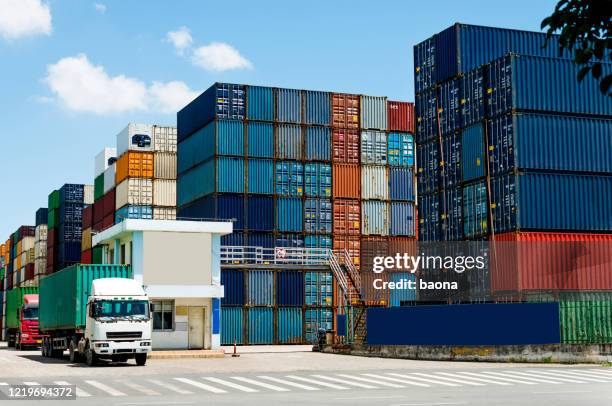 contenedor de transporte de camiones que sale del puerto - estación edificio de transporte fotografías e imágenes de stock