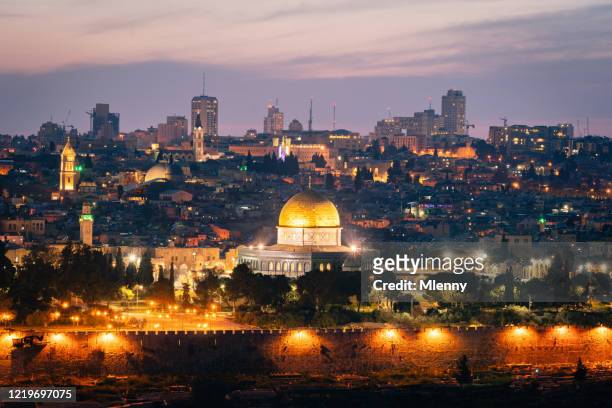 de tempelberg van de schemering van jeruzalem bij nacht israël - palestinian stockfoto's en -beelden