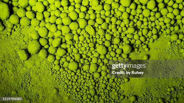 abstract view of green japanese matcha tea powder balls - pó colorido imagens e fotografias de stock