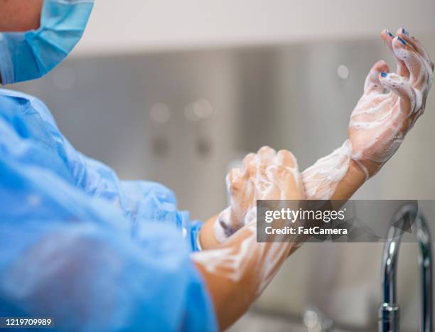 healthcare professional washes and sanitizes hands - nurse washing hands stock pictures, royalty-free photos & images