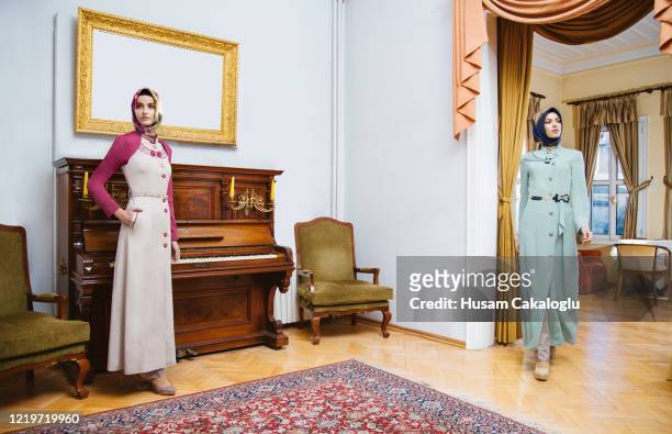 mooie moslimvrouwen in bescheiden kleren - arab villa stockfoto's en -beelden