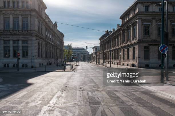 les rues de lyon (7ème arrondissement) pendant le confinement en france à cause du coronavirus, avril 2020 - rhone stock-fotos und bilder