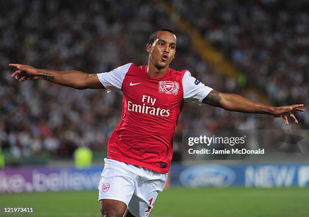 Arsenal O2 Walcott Walcott Photos and Premium High Res Pictures - Getty Images