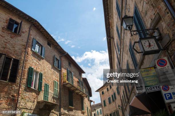 historic houses in lucignano - lucignano d'asso stock pictures, royalty-free photos & images