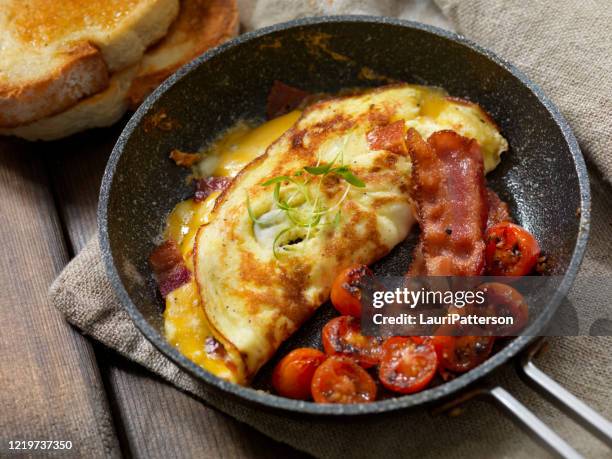 bacon and cheese omelette with cherry tomatoes and toasted bread - ovo mexido imagens e fotografias de stock