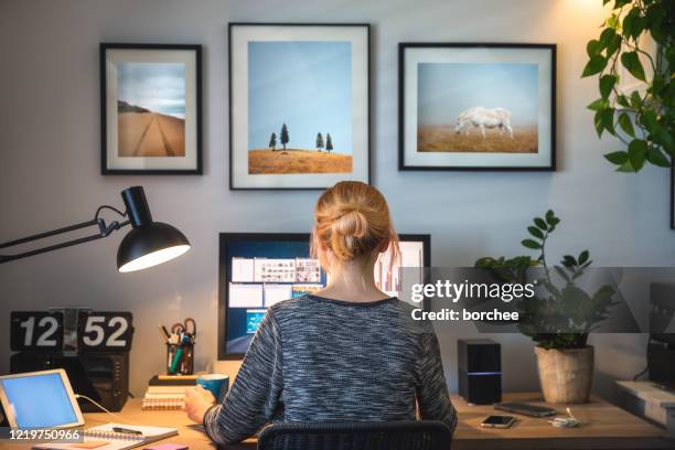 thuiswerken - desk office stockfoto's en -beelden